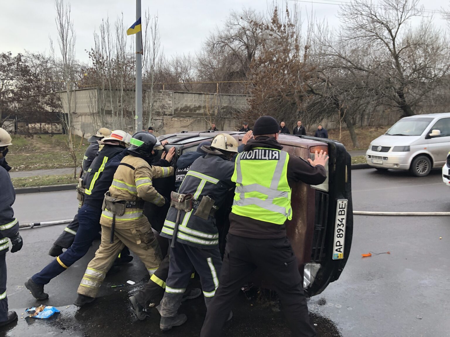 В Бердянске перевернулся автомобиль: пострадали женщина-водитель и 6-летний ребёнок (ФОТО)