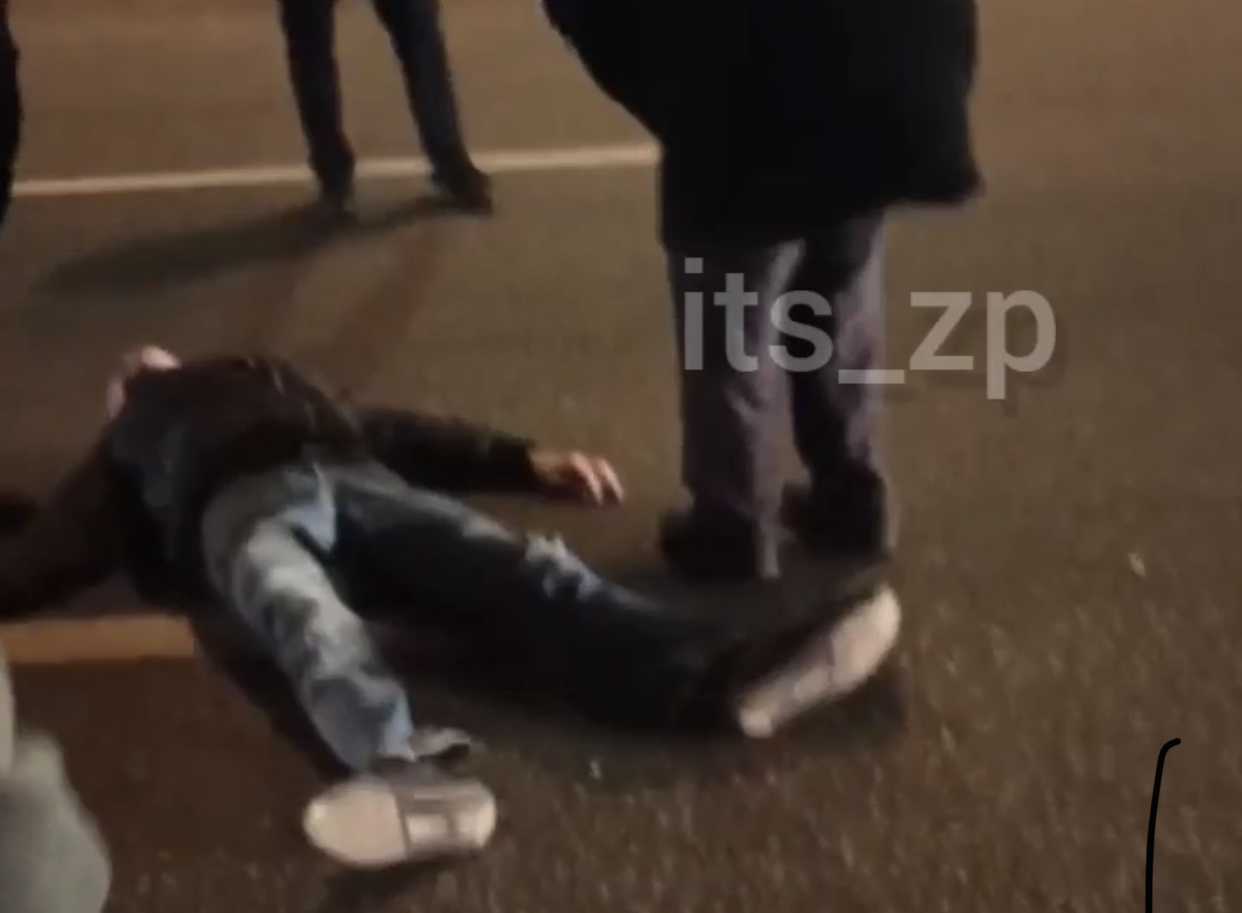 В Запорожье в районе автовокзала пешеход попал под колёса авто: видео с места происшествия