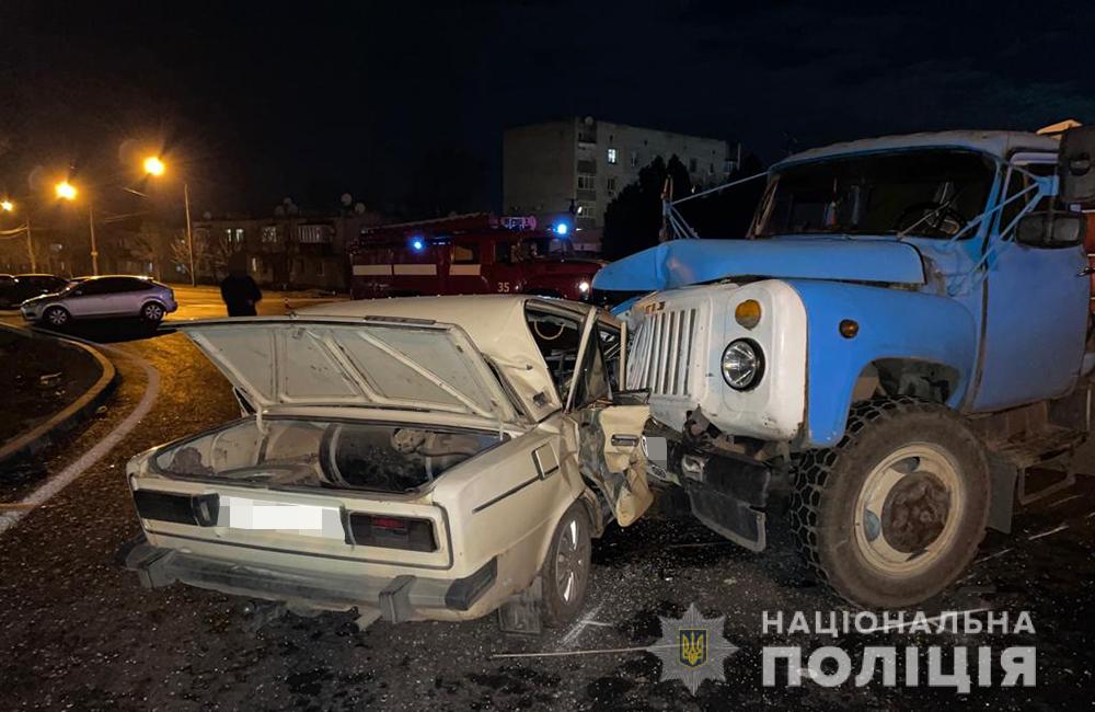 В Запорожской области пьяный водитель на легковушке въехал в грузовик – пассажир первого авто не выжил