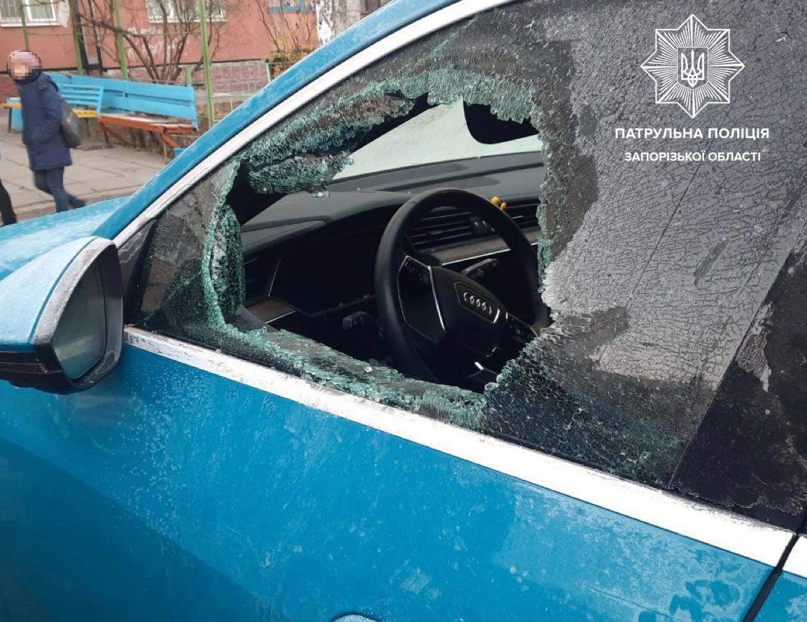 В Запорожье молодой мужчина разбил окно в авто Audi и украл оттуда ценные вещи (ФОТО)