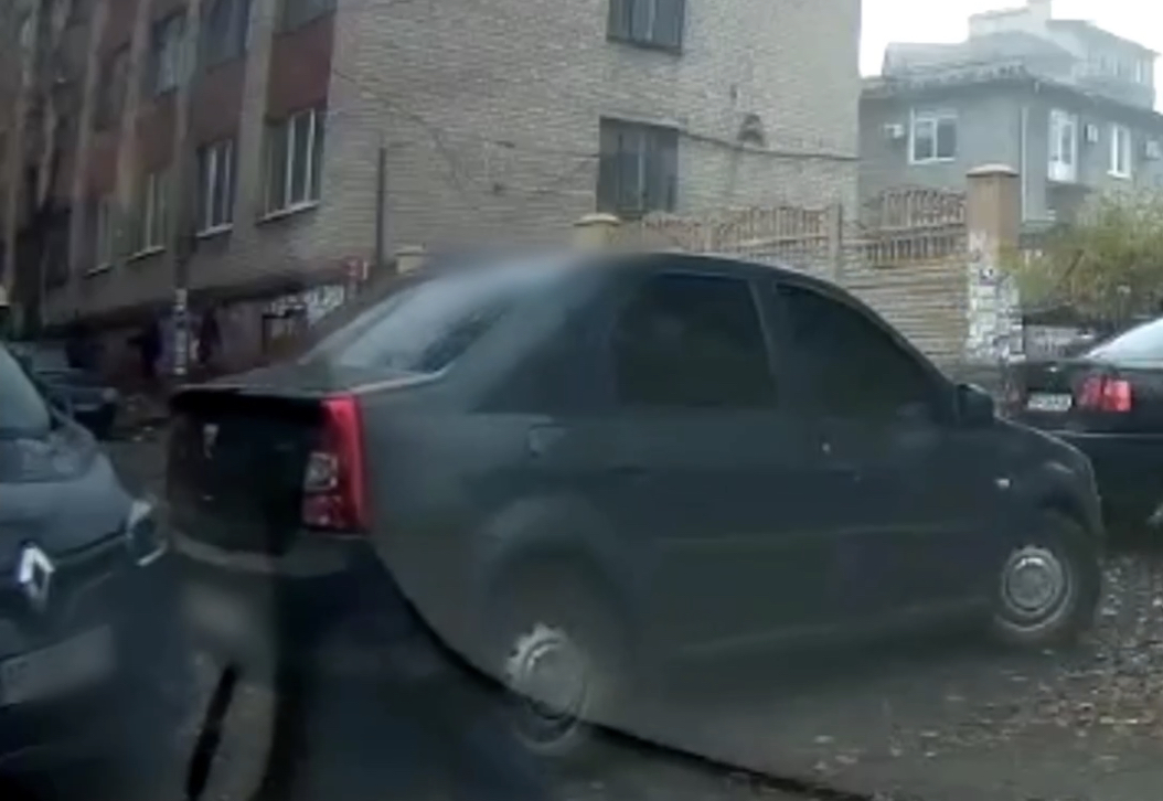 В Запорожье пьяный водитель Dacia, сдавая назад, задел Renault и скрылся с места ДТП (ВИДЕО)
