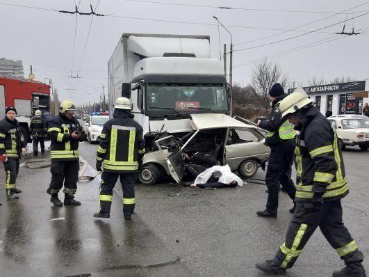 Серьёзное ДТП в Запорожье с погибшими: «Таврия» столкнулась с грузовиком (ВИДЕО)