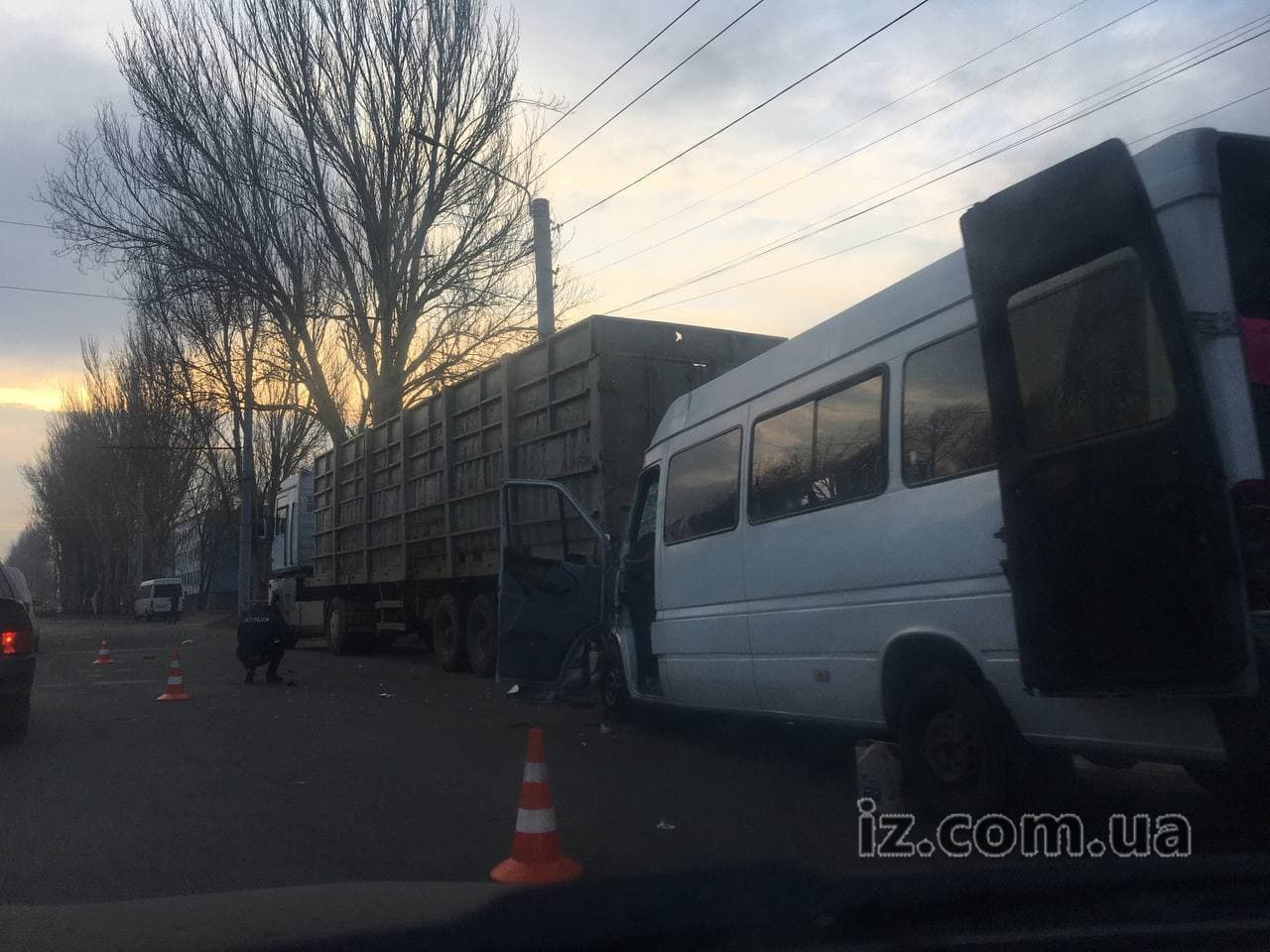 В Запорожье маршрутка с пассажирами влетела в грузовик (фото)