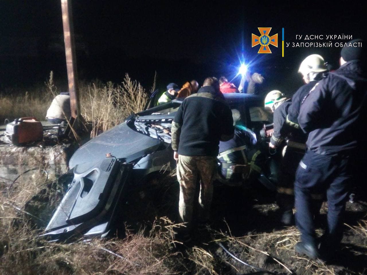 В Запорожье авто врезалось в рекламный баннер: спасатели деблокировали четырех человек (ФОТО)