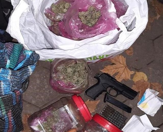 Оружие и мешки с растительными наркотиками: в Запорожской области правоохранители задержали наркодилеров (ФОТО)