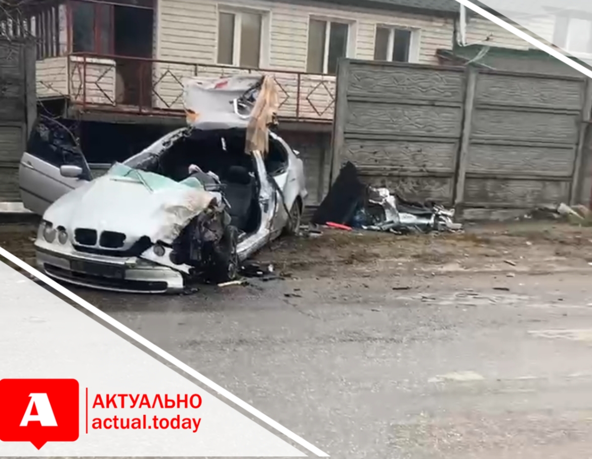 В Запорожье в результате столкновения одно авто врезалось в забор: водителя деблокировали спасатели (ВИДЕО)