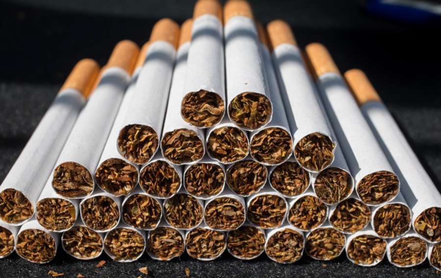 На Центральном рынке Запорожья полицейские обнаружили нелегального продавца сигарет (ФОТО)