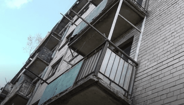 В Запорожье пенсионерка выпала с балкона 4 этажа