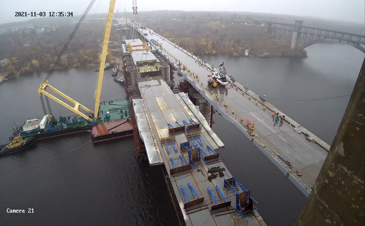 На вантовом мосту в Запорожье плавкран LK-800 смонтировал очередную секцию (ВИДЕО)