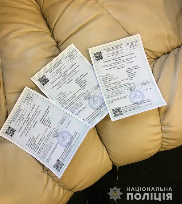 В Запорожье турагенту, которая продавала поддельные COVID-документы, сообщили о подозрении (ФОТО)