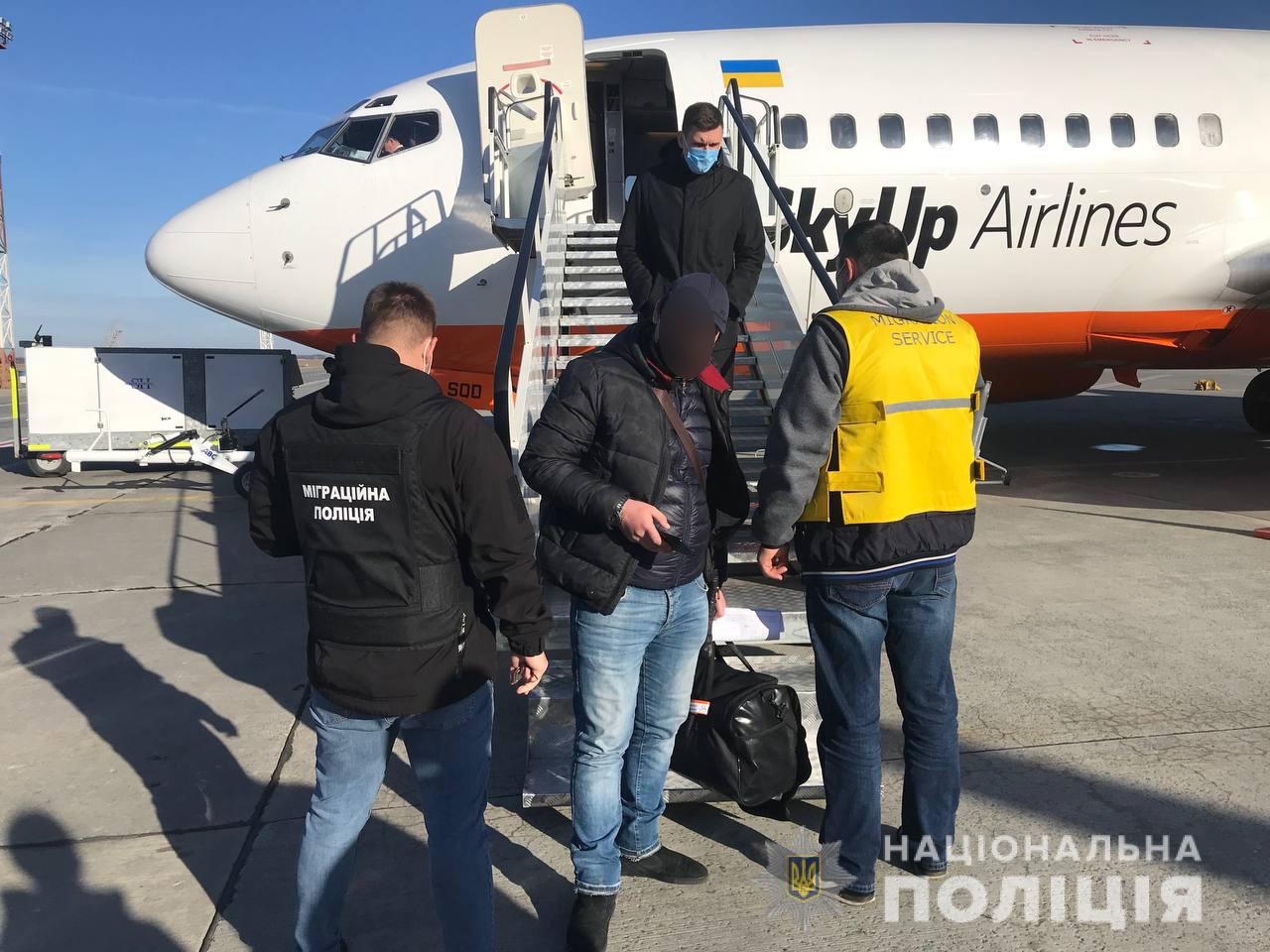 Грузина-нелегала депортировали из Запорожской области в страну происхождения (ФОТО)