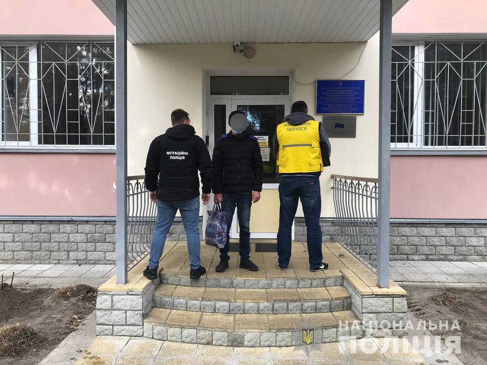 В Запорожье полицейские провели мероприятия по депортации с территории страны мигранта-нелегала