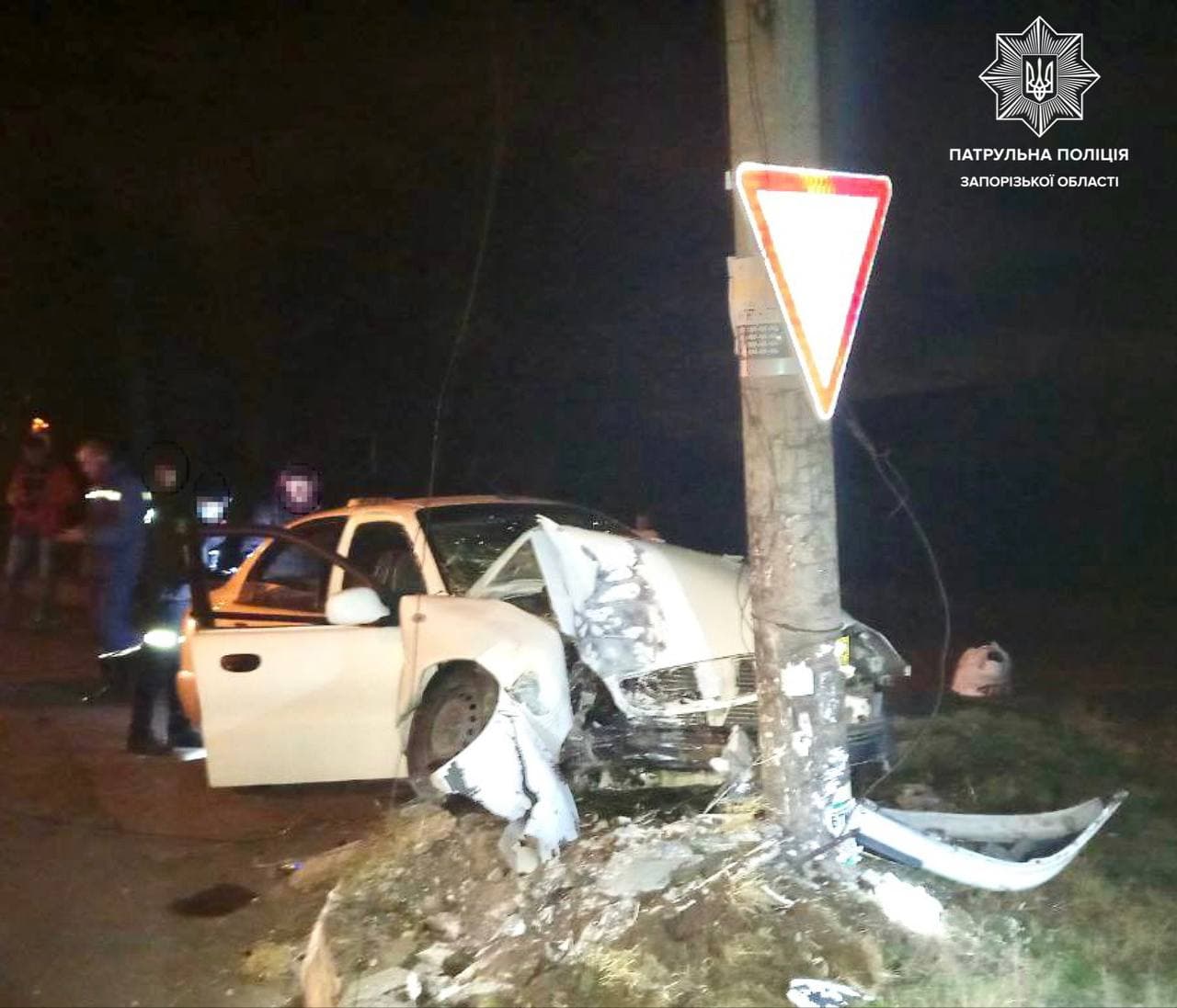 Таксист, который врезался в столб, был пьян: в полиции прокомментировали ДТП в Запорожье (ФОТО)