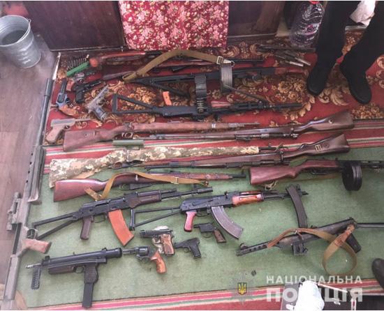 Житель Запорожья хранил дома пулеметы, автоматы, винтовки и пистолеты