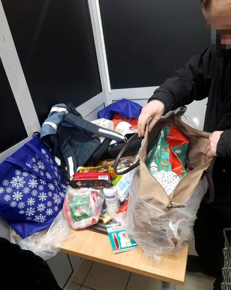 В запорожском гипермаркете мужчина собрал товар в тележку и пытался его вывезти за пределы кассы (ФОТО)