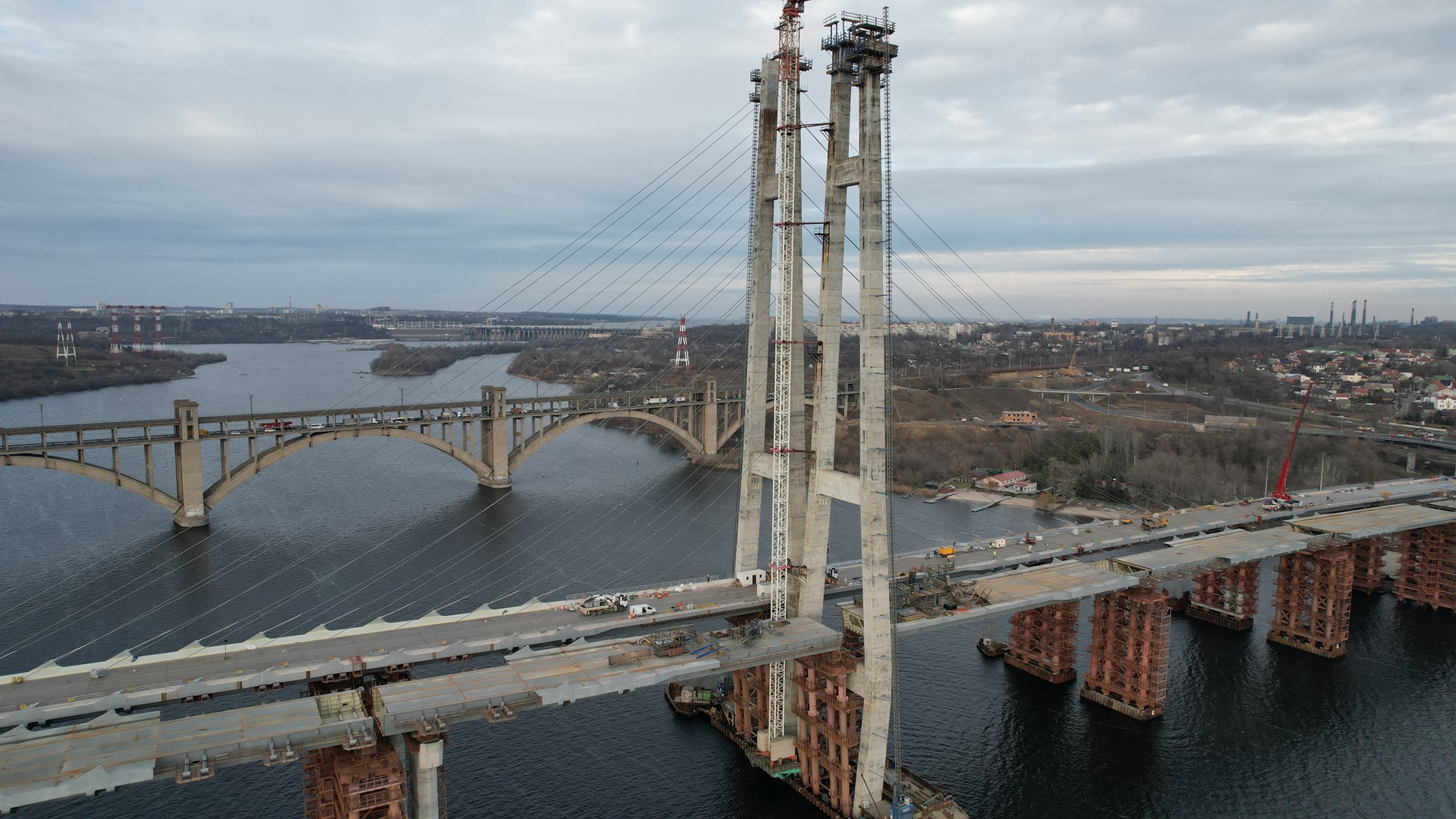 На запорожском мосту закончили устанавливать последний вант (ФОТО)