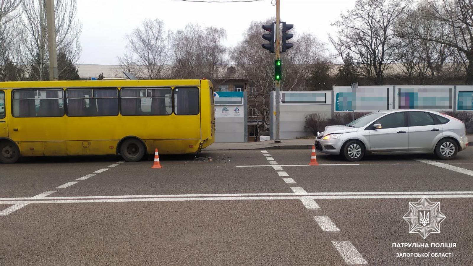 В Запорожье пьяный водитель врезался в маршрутку (фото)