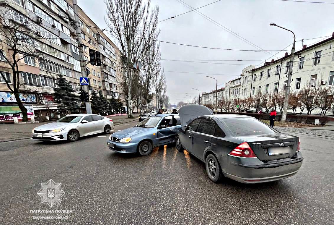 В Запорожье на перекрестке не разминулись два авто (ФОТО)
