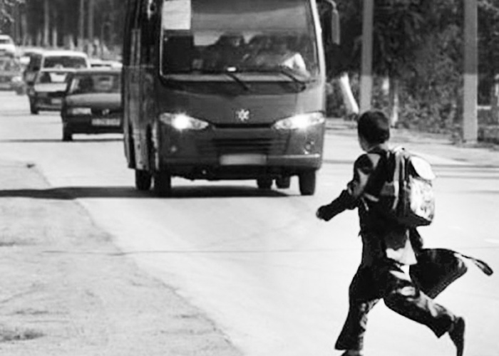 В Запорожской области трое школьников чуть на попали под колеса авто: момент попал на ВИДЕО