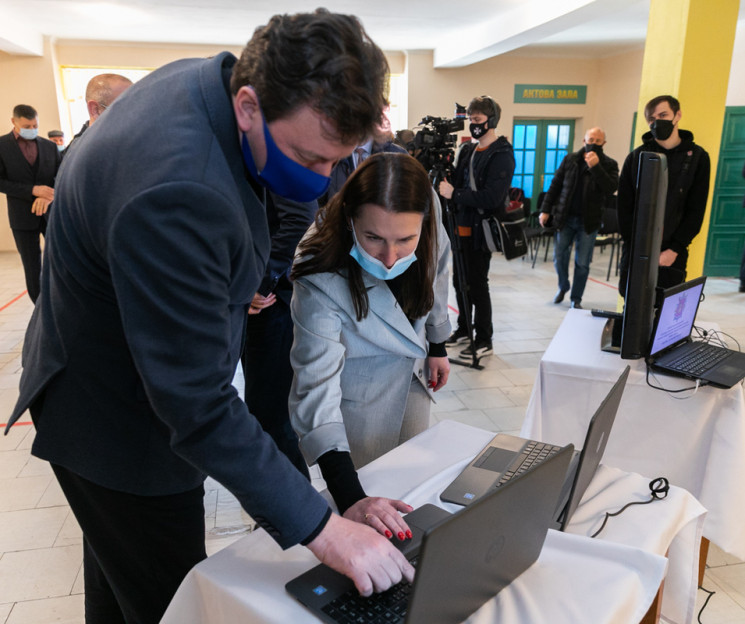 Запорожская областная администрация закупила ноутбуки на 25% дороже рыночной цены, – нардеп