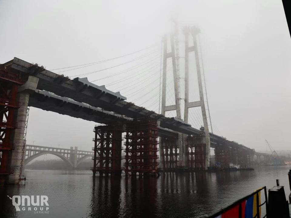 Плавкран «Захарий» в Запорожье под снегом возводит последнюю опору моста (ФОТО)