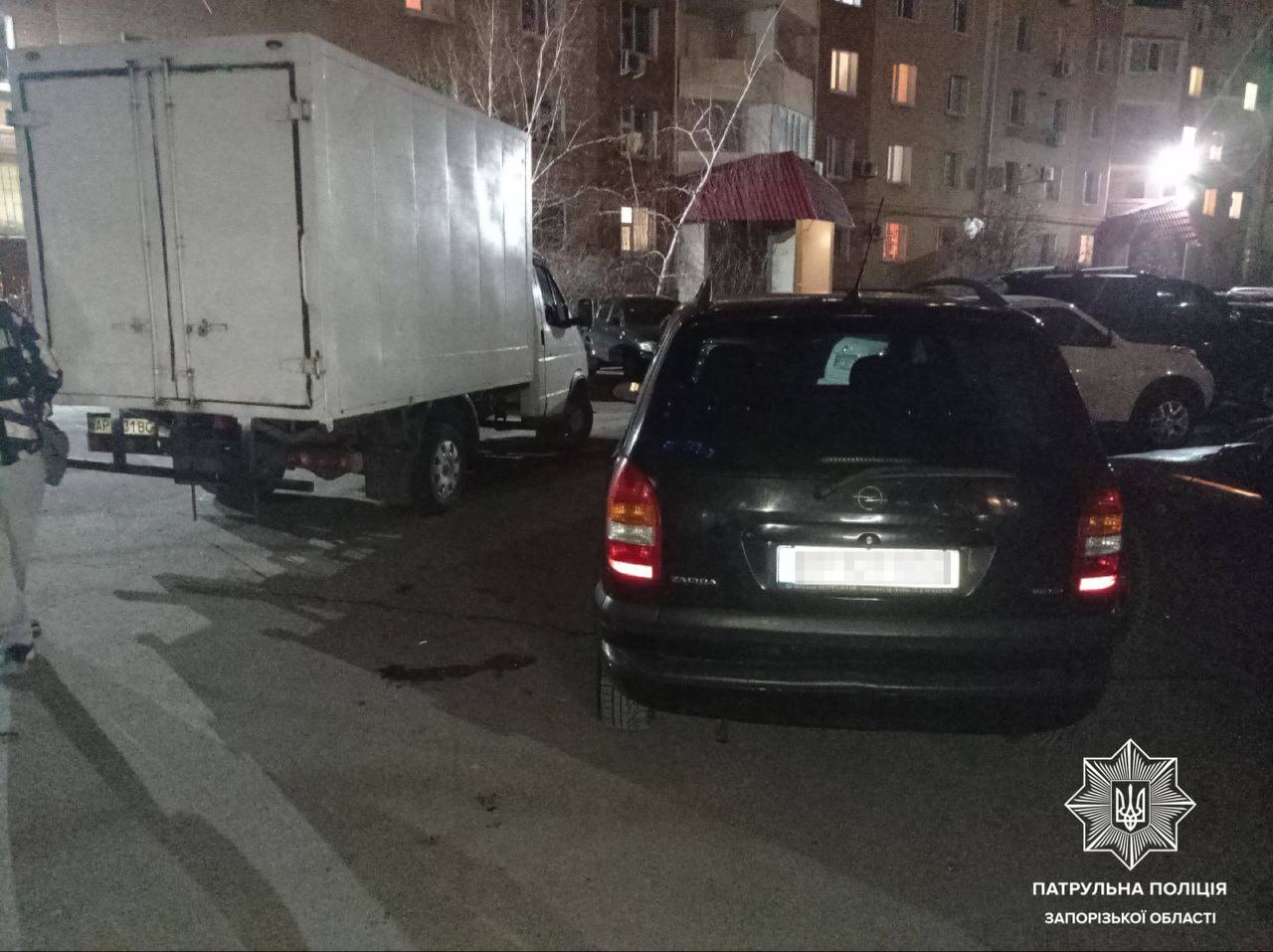 В Запорожье пьяный водитель на ГАЗели протаранил припаркованные авто (ФОТО, ВИДЕО)
