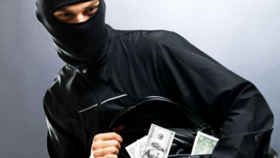 В Запорожье среди дня двое мошенников  украли деньги из терминала IBOX (ФОТО)
