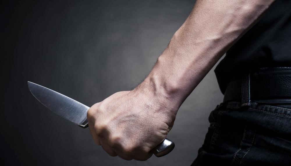Попытка покончить с собой и разбойное нападение: в Запорожской области за сутки от ножевых ранений пострадало двое мужчин