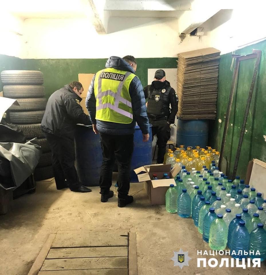В Запорожской области мужчина в гараже продавал алкоголь неизвестного происхождения (ФОТО)
