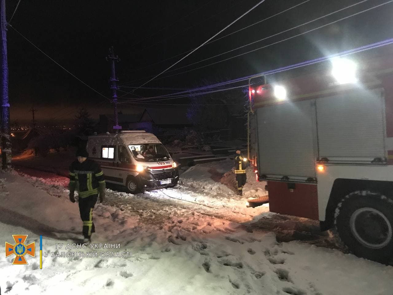 В Запорожье два автомобиля скорой помощи застряли в снегу, 10 человек стали заложниками непогоды (ФОТО)