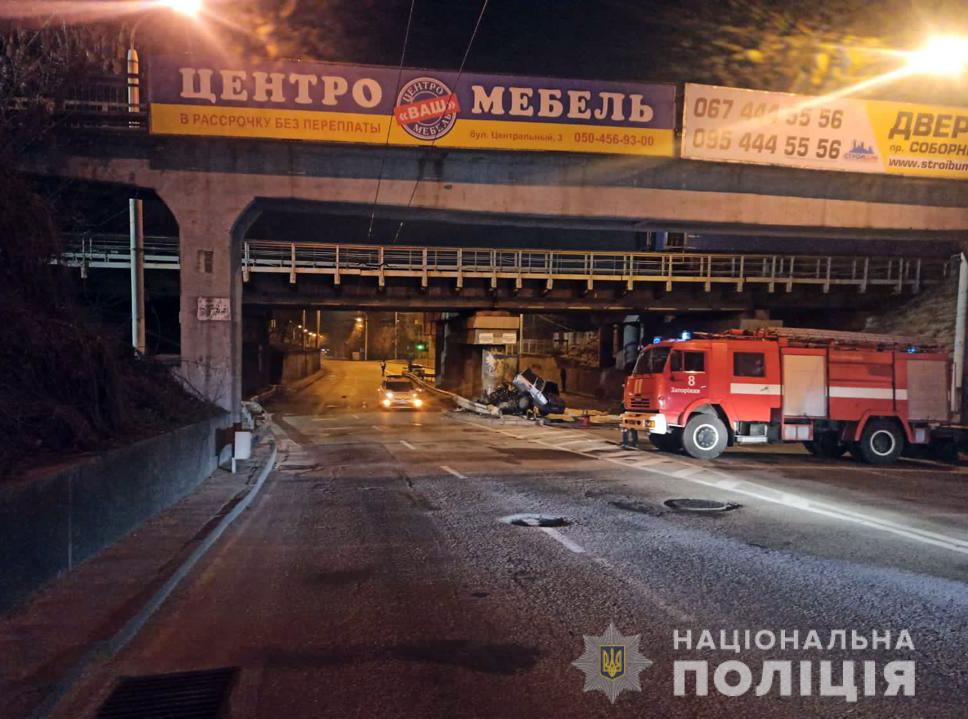 В Запорожье полицейский на служебном автомобиле врезался в опору моста: комментарий правоохранителей