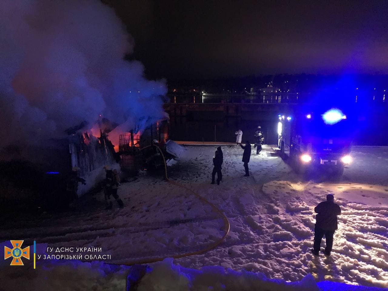 В Запорожье тушили масштабный пожар в кафе на набережной (фото)
