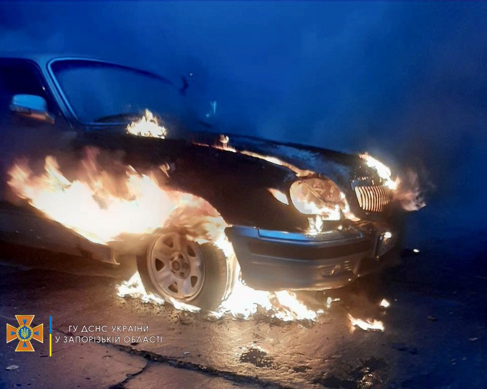 В Запорожской области пожарные за 2 минуты потушили горящий автомобиль (ФОТО)