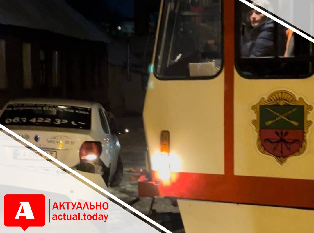 В Запорожье такси с беременной женщиной и двумя детьми столкнулось с трамваем: пострадавшая сообщила подробности (ВИДЕО)