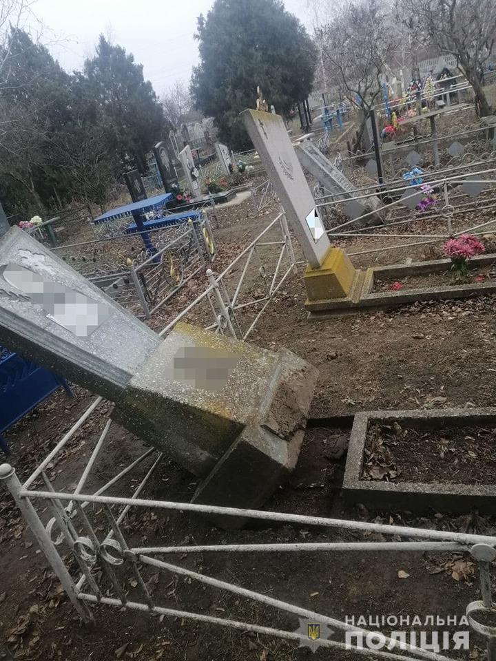 В Запорожской области вандал раскурочивал могилы в поисках металлических изделий (ФОТО, ВИДЕО)