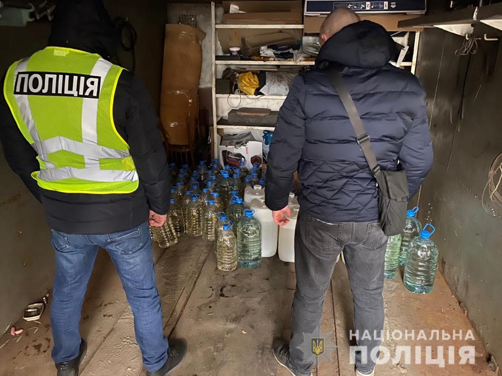 В Запорожской области полиция изъяла более 600 литров водки неизвестного происхождения (ФОТО)