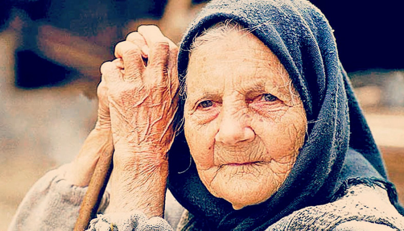 В Запорожье возле аппеляционного суда обнаружили старушку, которая не помнила, где живет (ФОТО)