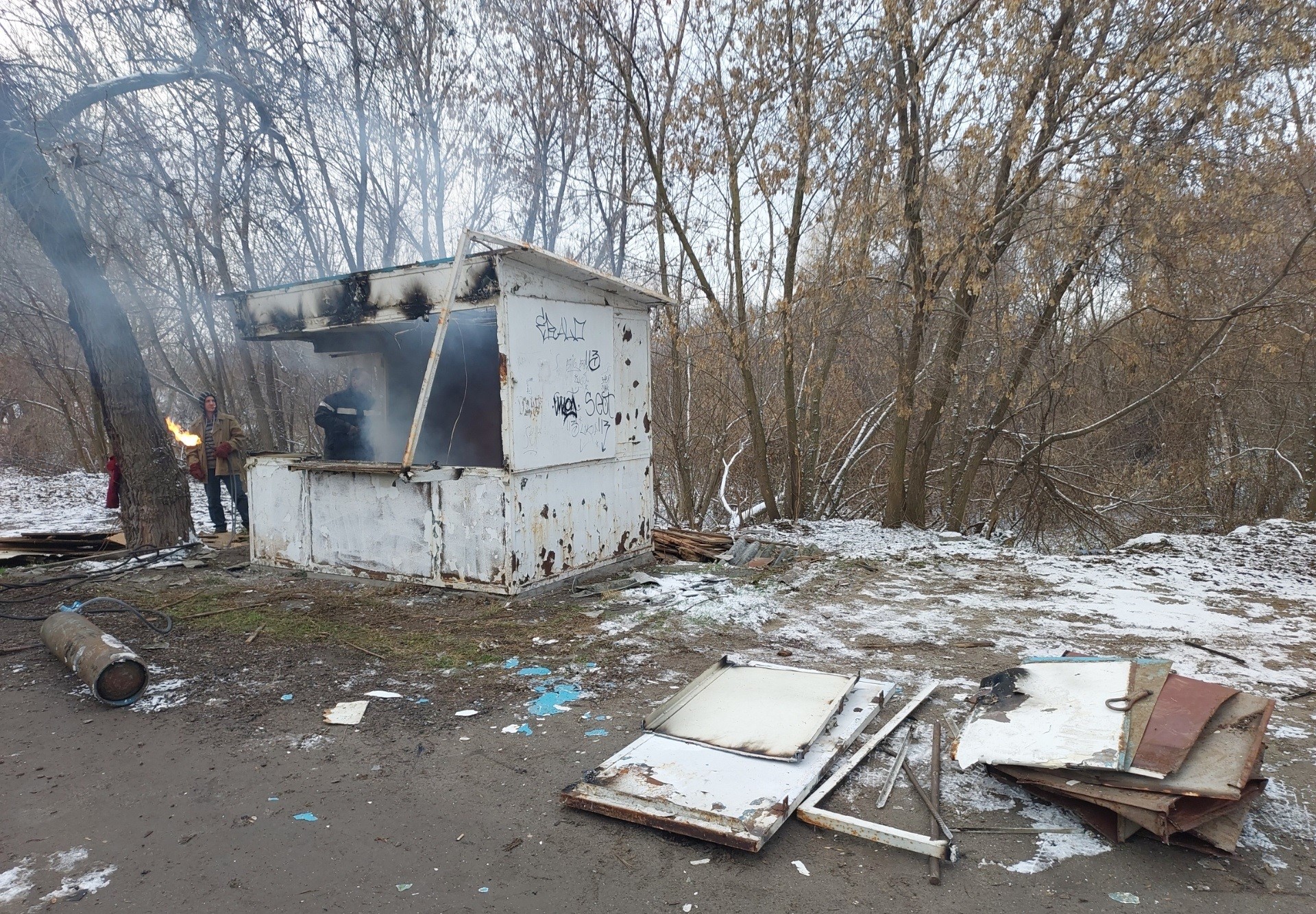 В Запорожье нарушитель самостоятельно демонтировал незаконный киоск (ФОТО)