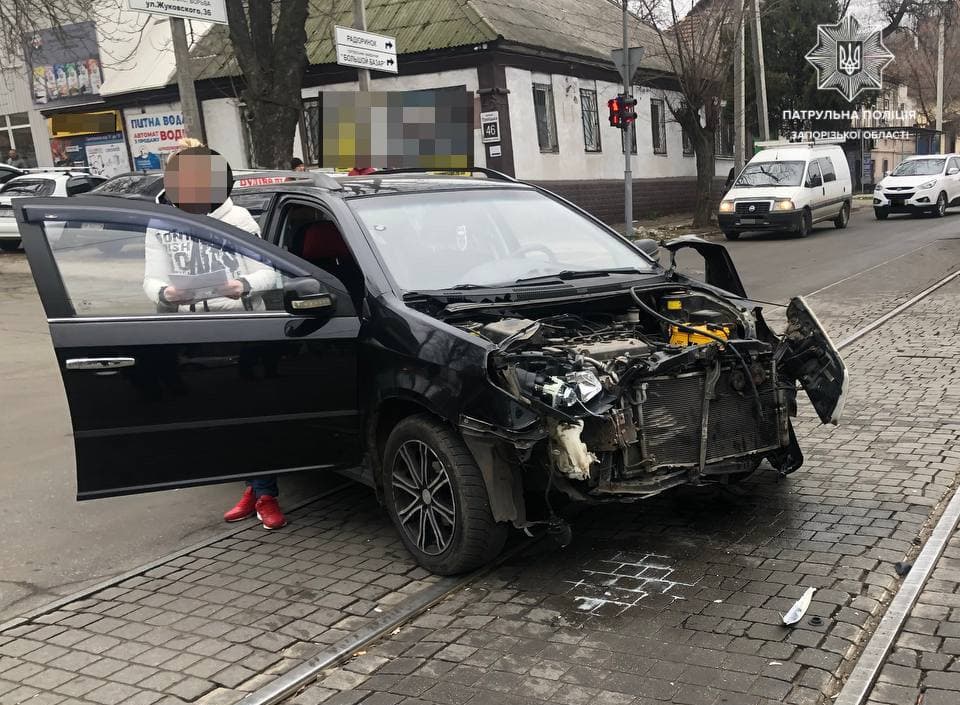 В Запорожье водитель выехал на запрещающий знак светофора и спровоцировал аварию (ФОТО, ВИДЕО)