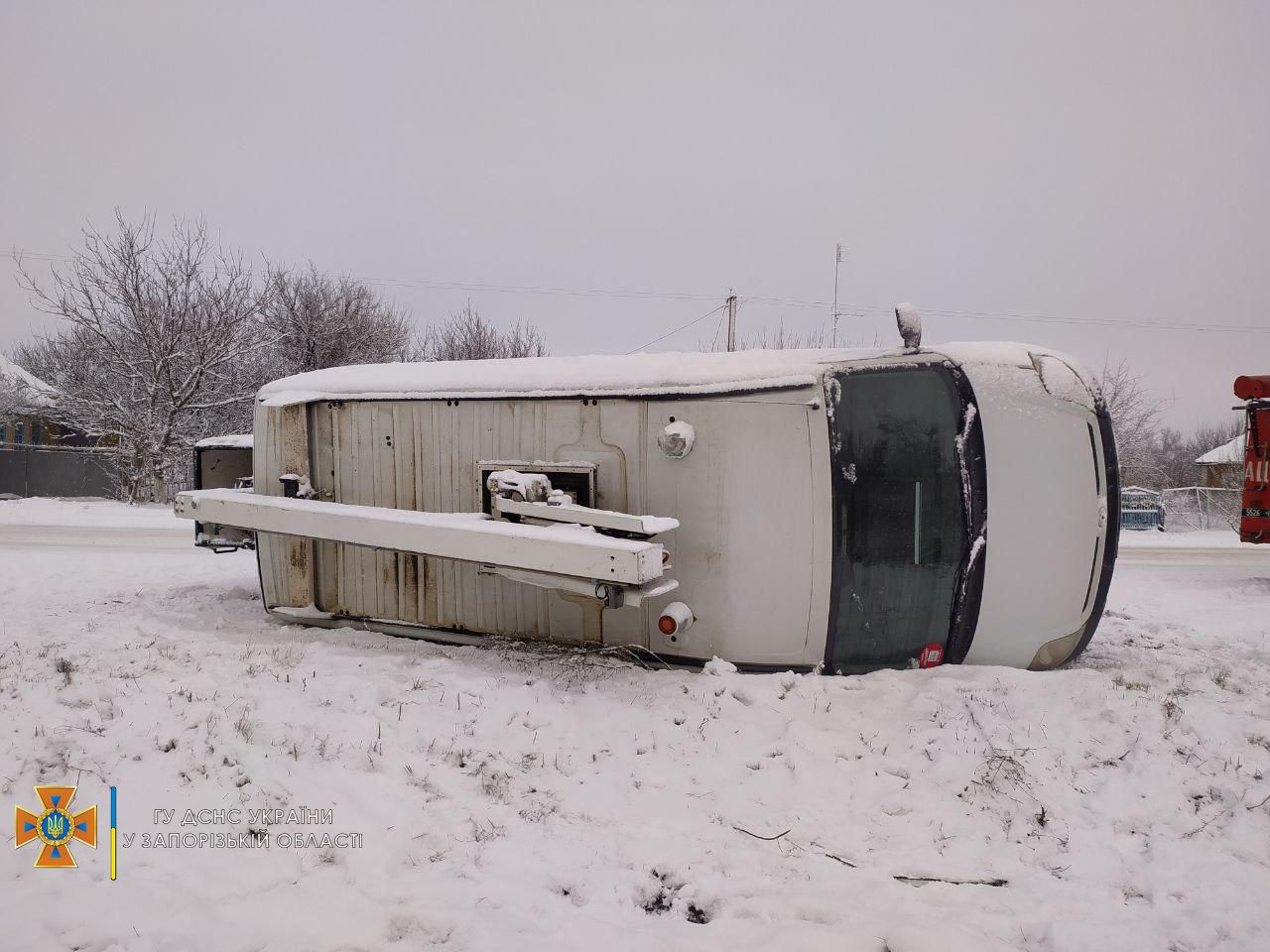 В Запорожской области из-за непогоды на трассе перевернулось грузовое авто (ФОТО)