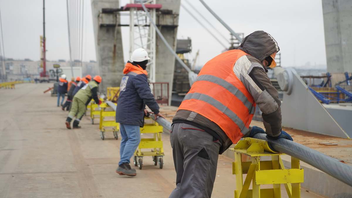 Строительство запорожского моста уже на финишной прямой – смонтирован последний вант (ВИДЕО)
