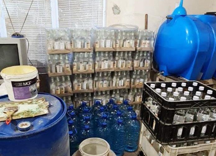 В Запорожской области разоблачили подпольный цех по изготовлению водки (ФОТО)