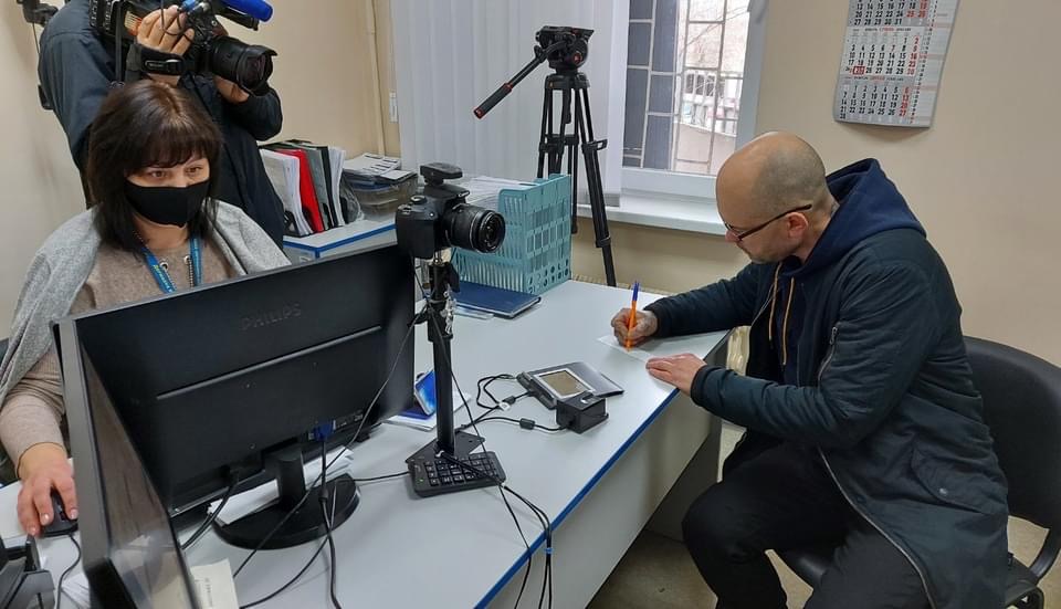 Впервые в Запорожской области россиянин, участвовавший в АТО, получил паспорт гражданина Украины (ФОТО)