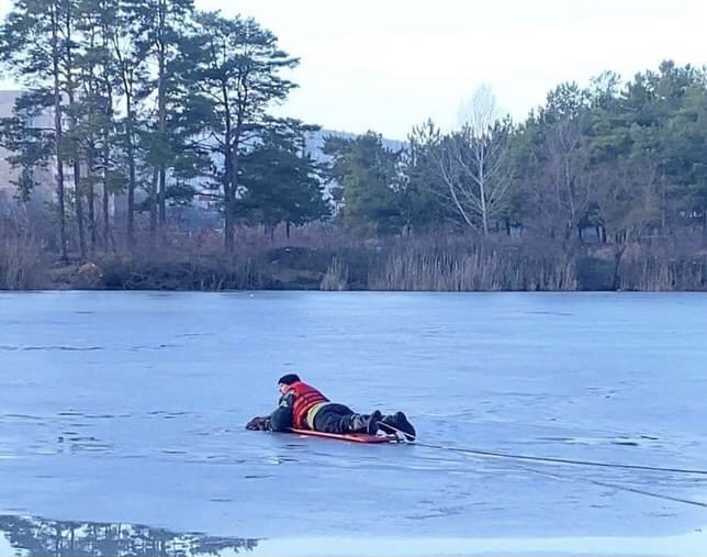 В Энергодаре очевидцы спасли четырёх рыбаков, которые проварились под лёд и едва не утонули (ФОТО)