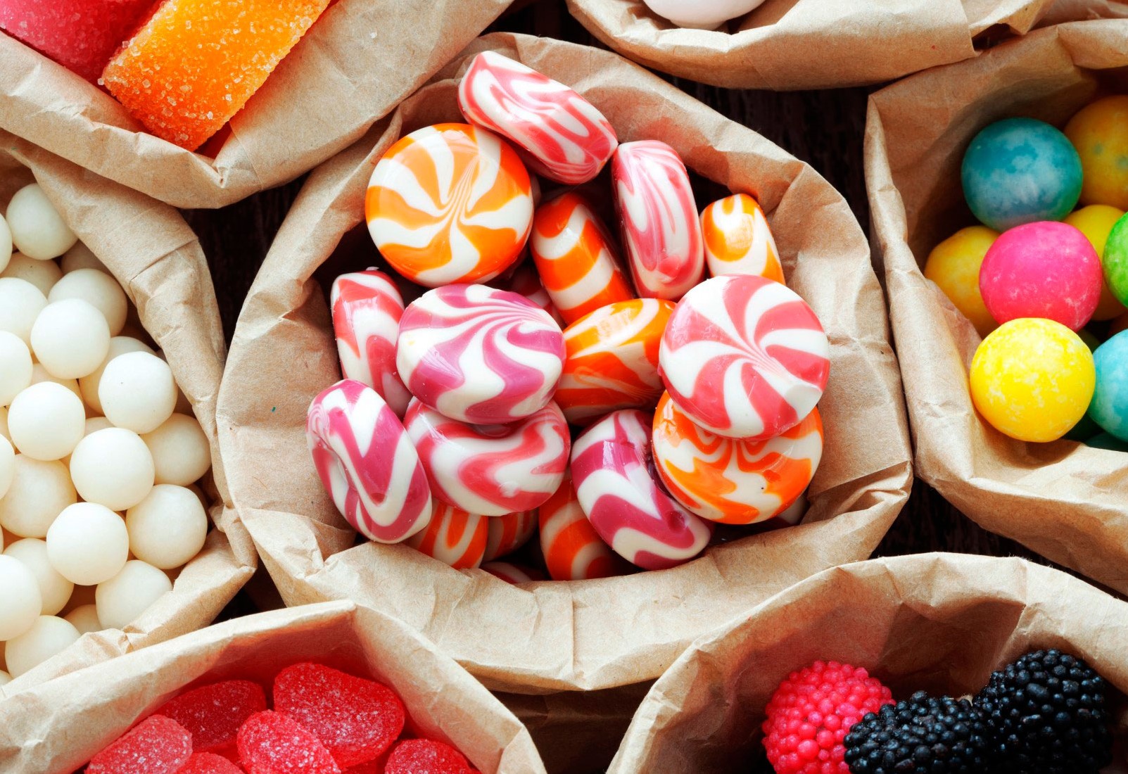 В Запорожье женщина пыталась вынести конфеты по “сниженной цене”  (ФОТО)