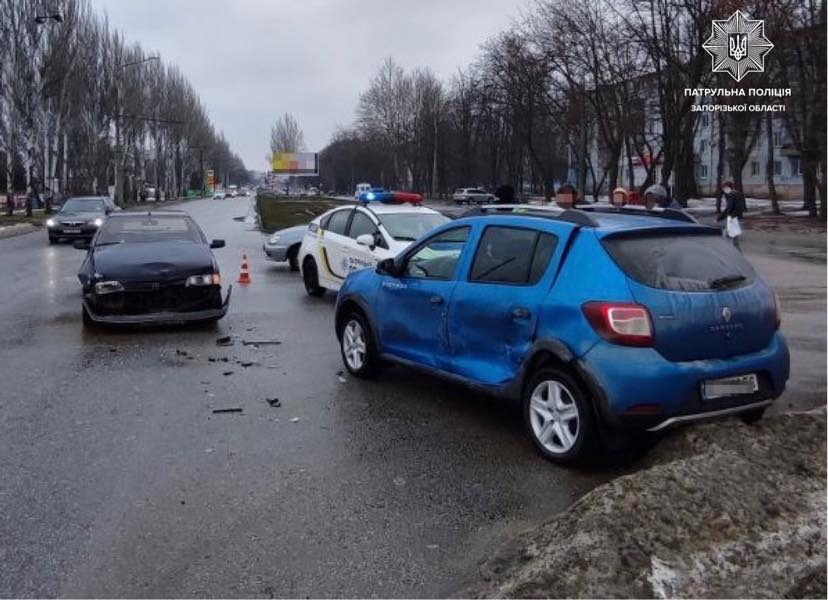 В Запорожье две иномарки не поделили дорогу, но водители смогли прийти к мирному соглашению (ФОТО)