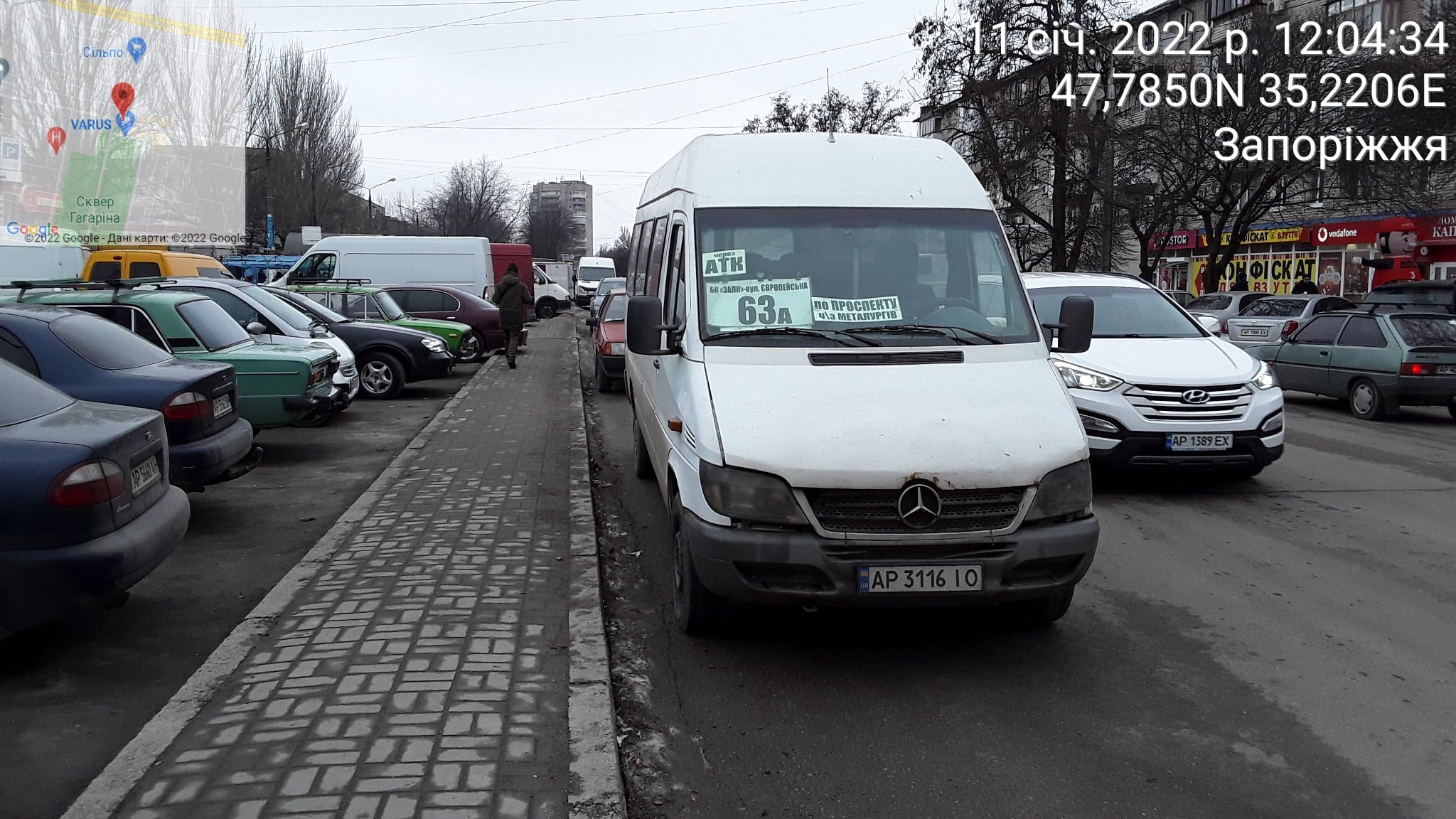 В Запорожье маршрутчик и более десятка водителей получили штрафы за неправильную парковку (ФОТО)