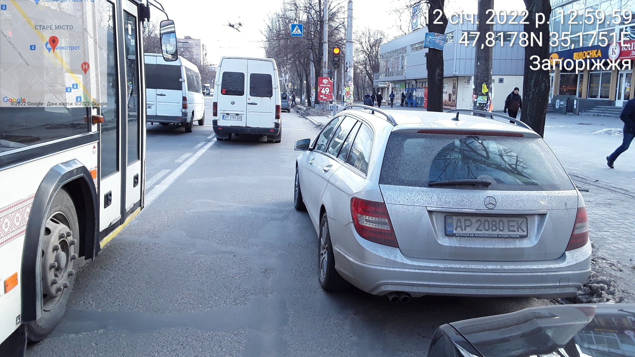 Оставили авто прямо на проезжей части: в центре Запорожья водители массово нарушают ПДД (ФОТО)
