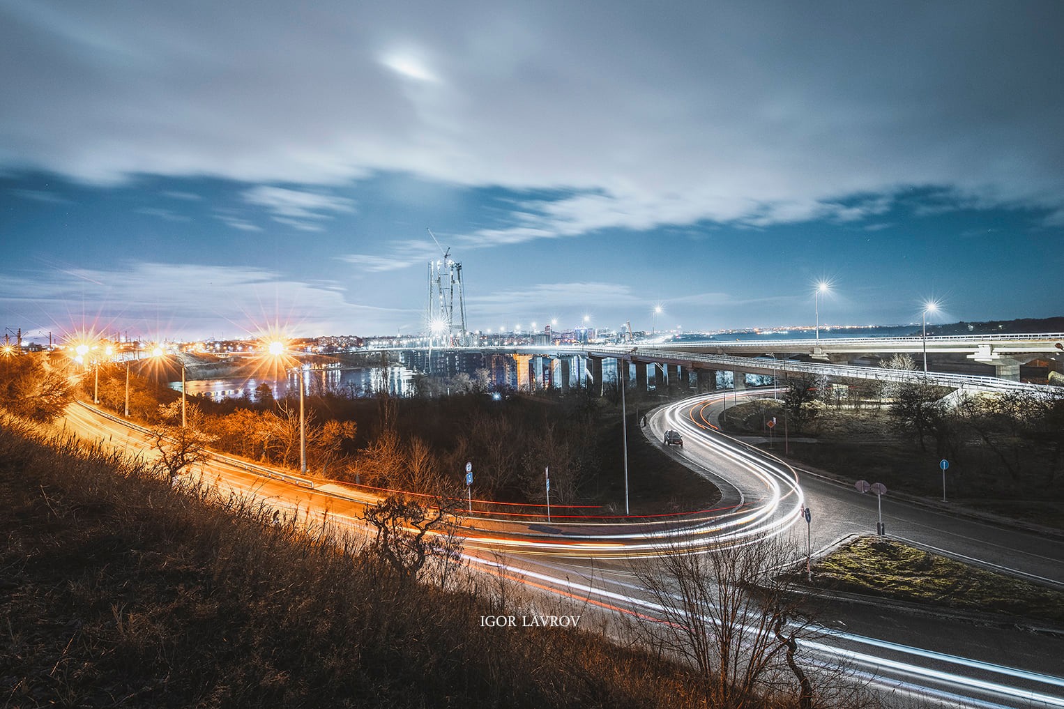 Запорожский фотограф запечатлел прекрасный вид на мосты со стороны Хортицы (ФОТО)