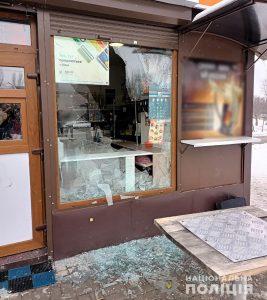 В Запорожье четверо мужчин дубинками разбили магазин и повредили авто